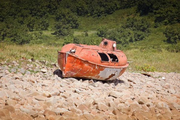Barco laranja fica na praia — Fotografia de Stock