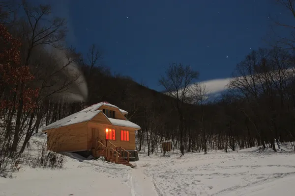 Деревянный дом для отдыха с подсветкой окон — стоковое фото