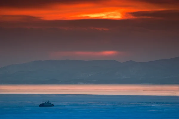 Crimson solnedgången på ett fruset hav — Stockfoto