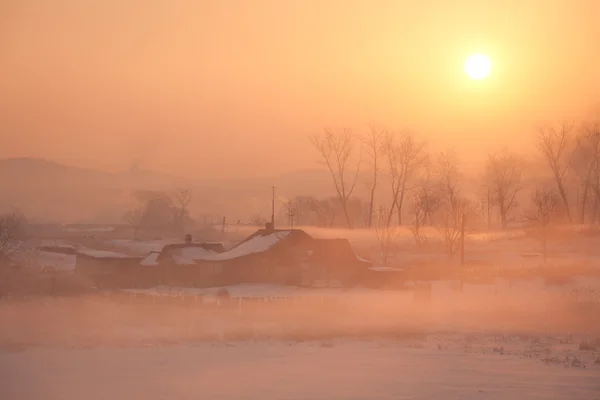 Village houses in the background of a beautiful winter sunrise — Stock Photo, Image