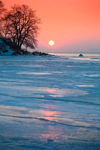 Vintern solnedgången på ett fruset hav — Stockfoto