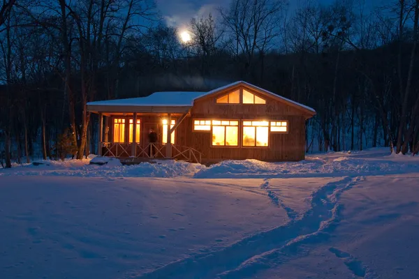 Σπίτι Στο Χιόνι Στα Περίχωρα Του Χωριού Εικόνα Αρχείου