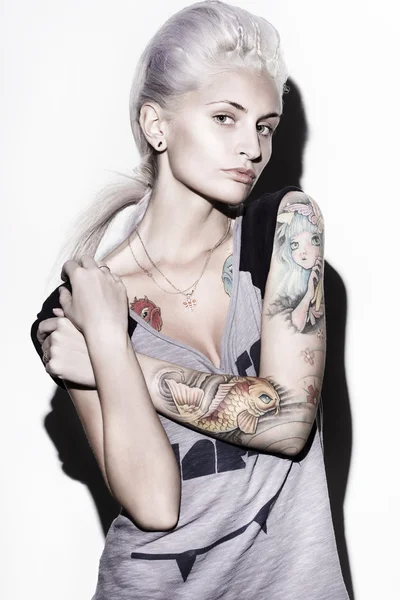 Mujer con tatuaje de color — Foto de Stock