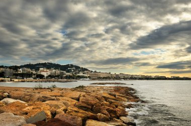 cannes'ın bulutlu sabah