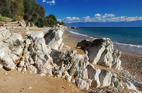 Rotsachtig strand in het Middellandse-Zeegebied — Stockfoto