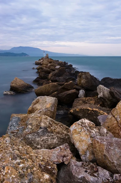 Вечерний каменистый морской пейзаж — стоковое фото