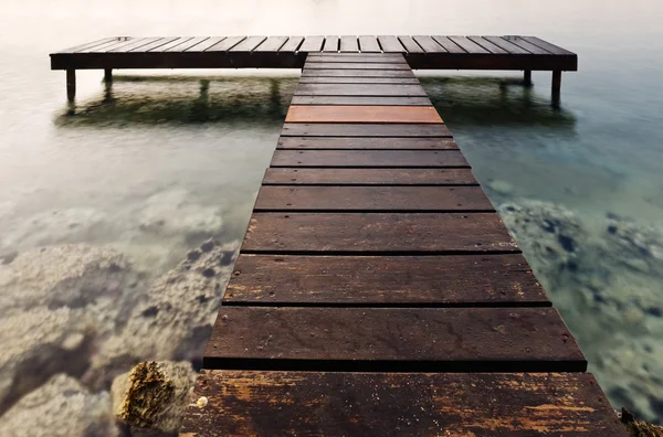 朝の早い時間で木製の桟橋 — ストック写真