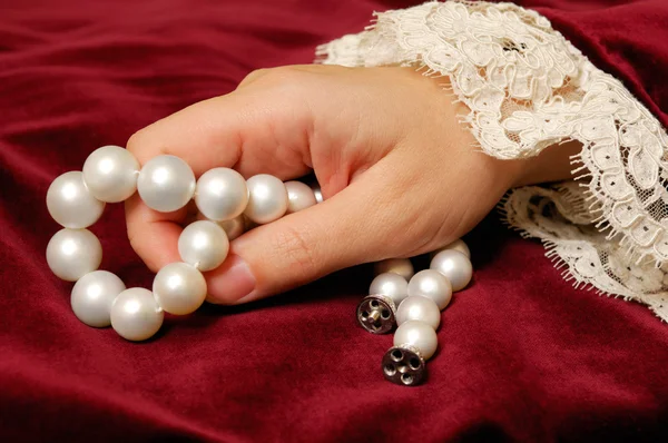 Sosteniendo un collar de perlas — Foto de Stock