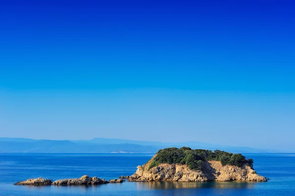Невеликий острів в Егейському морі — стокове фото