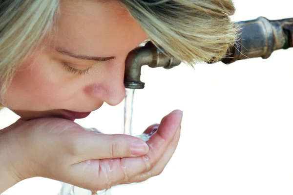 Schöne blonde junge Frau trinkt Wasser aus dem Wasserhahn — Stockfoto
