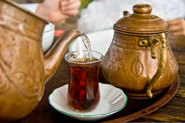Πίνοντας παραδοσιακό τουρκικό τσάι με τους φίλους Royalty Free Εικόνες Αρχείου
