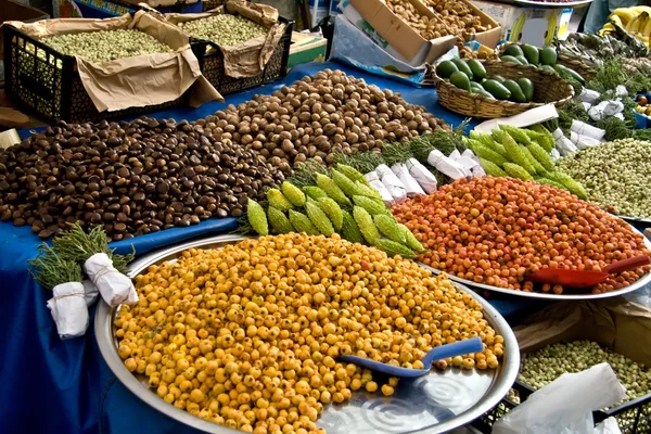Diferentes tipos orgánicos frescos de espinos en un mercado callejero en — Foto de Stock