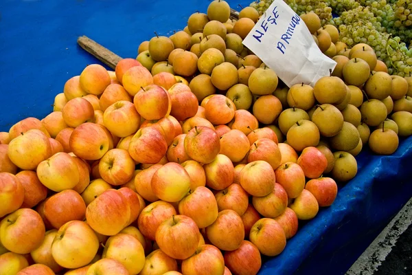 Φρέσκο βιολογικό μήλο και αχλάδι σε μια αγορά οδών στην Κωνσταντινούπολη, tur — Φωτογραφία Αρχείου