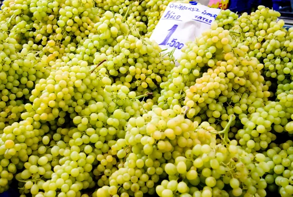 Friss szerves zöld mag nélküli szőlő — Stock Fotó