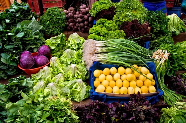 Verse biologische groenten op een straatmarkt in Istanboel, Turkije. — Stockfoto