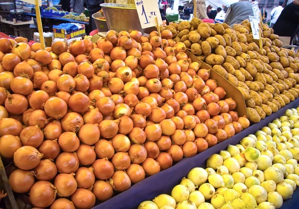 Organické cibule a brambory na trhu turecké street — Stock fotografie