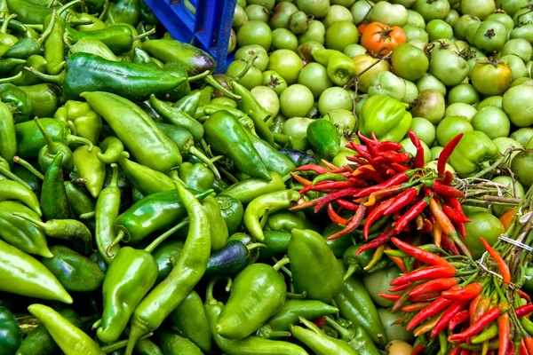 Bio friss érett paprika és a paradicsom egy utcai piac — Stock Fotó
