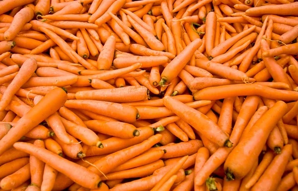 Montón de zanahorias maduras en un mercado callejero en Estambul, Turquía . — Foto de Stock