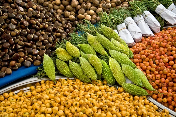 Diferentes tipos orgánicos frescos de espinos en un mercado callejero en — Foto de Stock