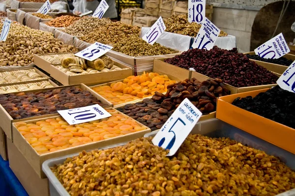 Szerves különböző típusú diófélék és szárított gyümölcsök: egy utcai mar — Stock Fotó