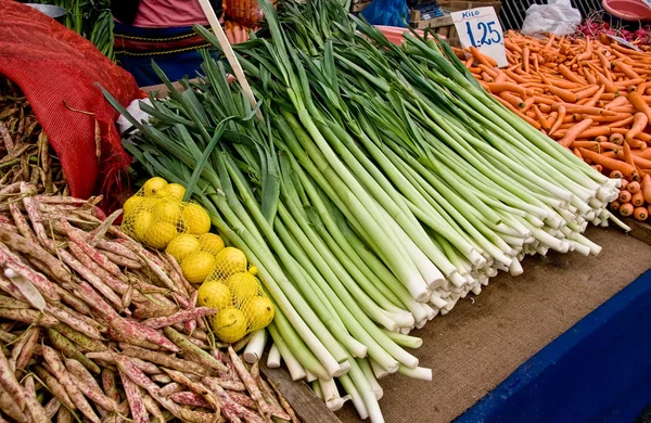 Biologische verse groenten op een straatmarkt in Istanboel, Turkije. — Stockfoto
