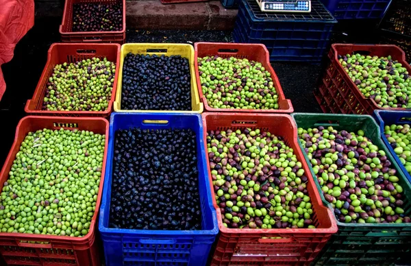 Čerstvé organické různých druhů oliv na tržišti v je — Stock fotografie