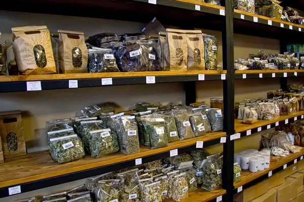 Especias orgánicas en estantes en un mercado de especias — Foto de Stock