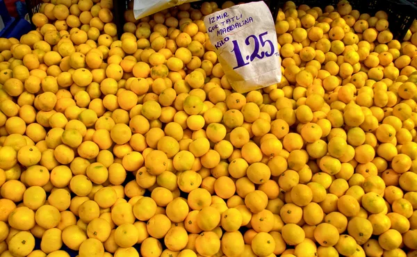 Friss szerves mandarin egy utcai piac, Isztambul, Törökország. — Stock Fotó