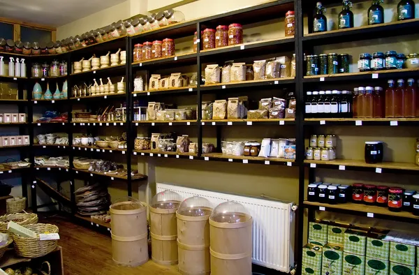 Especias orgánicas en estantes en un mercado de especias —  Fotos de Stock