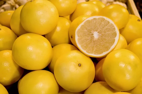 Fresh Organic Yellow Grapefruit — Stock Photo, Image