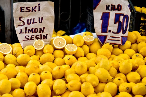 Limões orgânicos frescos em um mercado de rua em Istambul, Turquia . — Fotografia de Stock