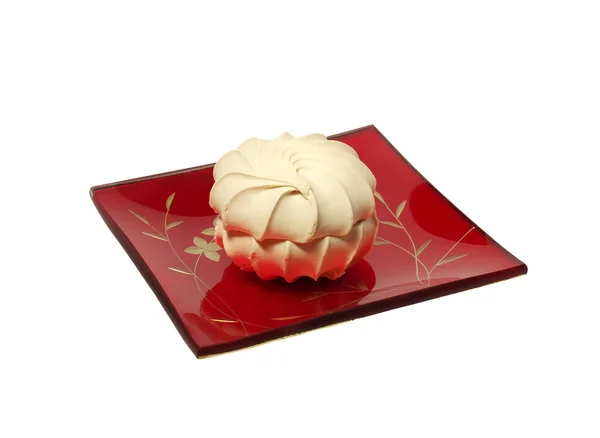 白い背景で隔離された正方形のガラス皿にバニラの甘いメレンゲ ケーキ — ストック写真