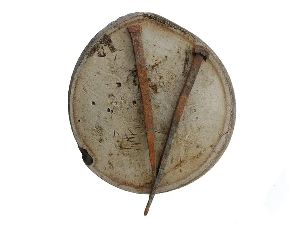 Αμόνι σιδήρου και παλιά σκουριασμένα καρφιά επεξεργασμένος-σιδήρου απομονωθεί σε λευκό — Φωτογραφία Αρχείου