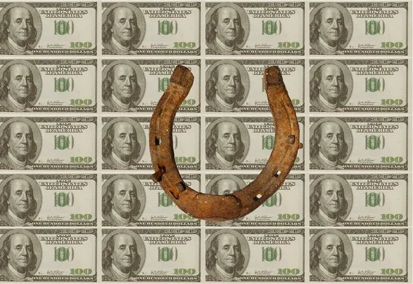 Dólares e ferradura enferrujada como talismã sorte — Fotografia de Stock