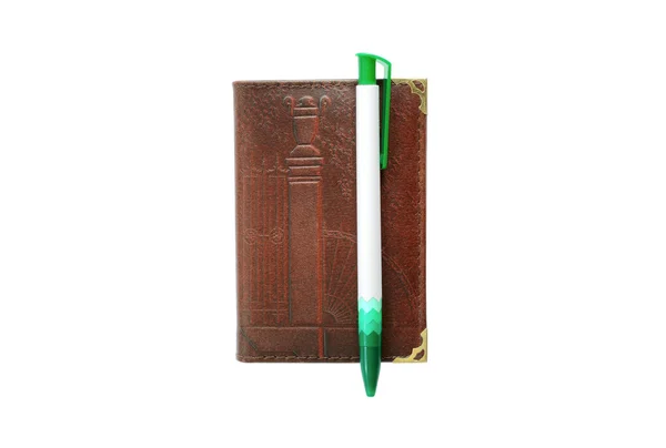Cuaderno de papel tradicional y bolígrafo aislado en blanco —  Fotos de Stock