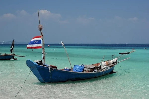 Tayland deniz üzerinde geleneksel thai balıkçı teknesi.