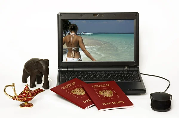 Laptop med en tjej på skärmen. — Stockfoto