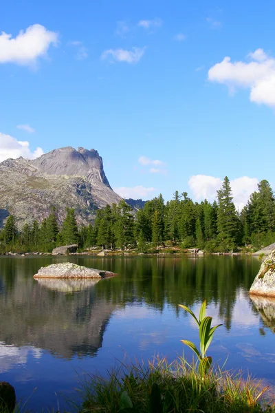 Um belo lago está nas montanhas — Fotografia de Stock