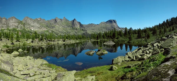 Schöner See in den Bergen. lizenzfreie Stockfotos