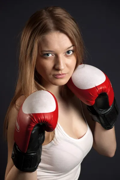 一个美丽的年轻女孩是在拳击手套 图库图片