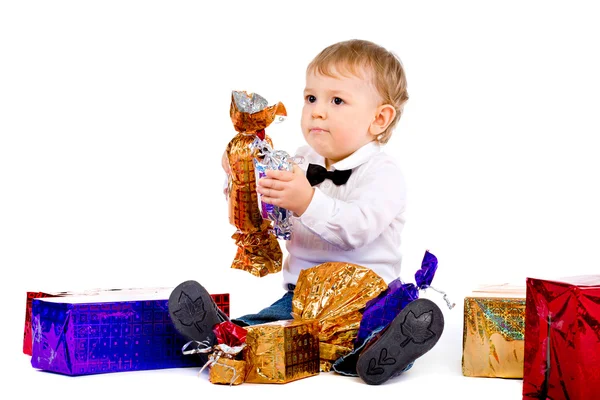 Маленький Хлопчик Великими Солодкими Подарунками Ізольований — стокове фото