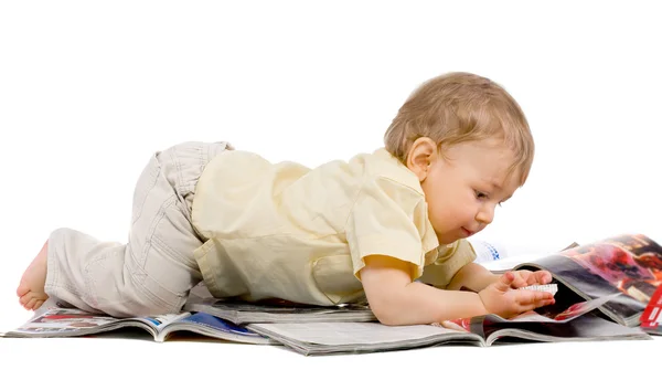 Μικρό Αγόρι Διαβάζει Περιοδικό Πάνω Από Λευκό — Φωτογραφία Αρχείου