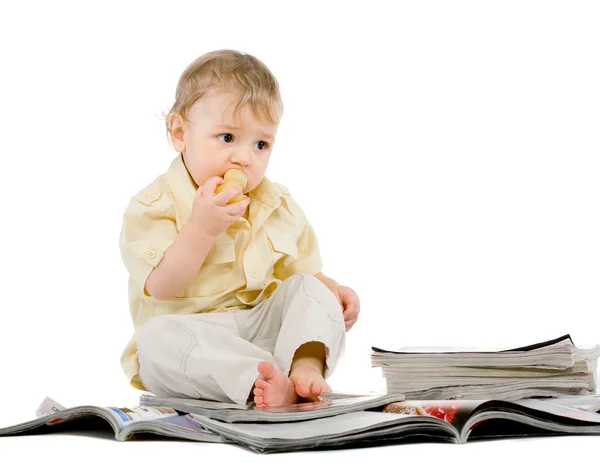 Μικρό Αγόρι Διαβάζει Περιοδικό Πάνω Από Λευκό — Φωτογραφία Αρχείου