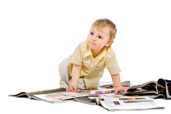 Malý chlapec čte časopis — Stock fotografie