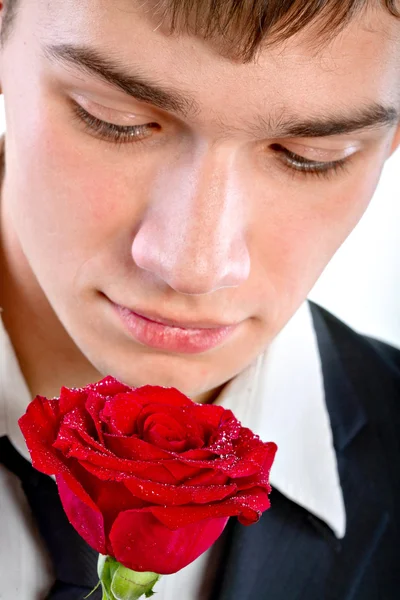 Человек, нюхающий розу — стоковое фото