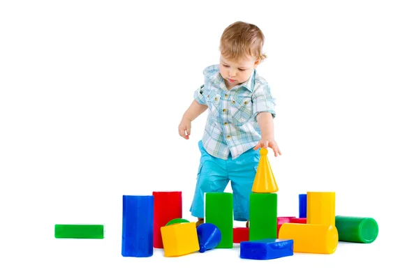 Copil drăguț băiețel cu bloc de construcție colorat — Fotografie, imagine de stoc