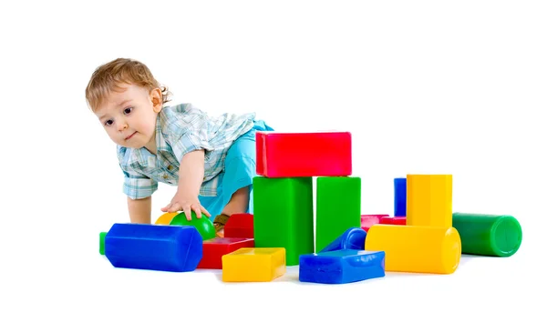 Bonito menino com bloco de construção colorido — Fotografia de Stock