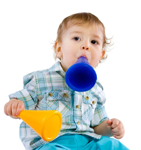 Babyjongen schreeuwen via een stuk speelgoed — Stockfoto
