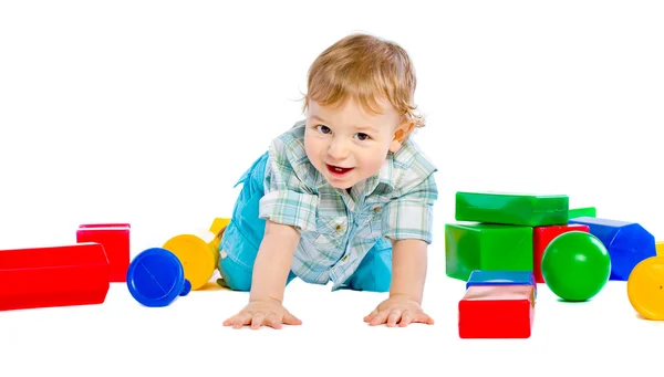 Bayi laki-laki kecil yang lucu dengan blok bangunan yang berwarna-warni — Stok Foto