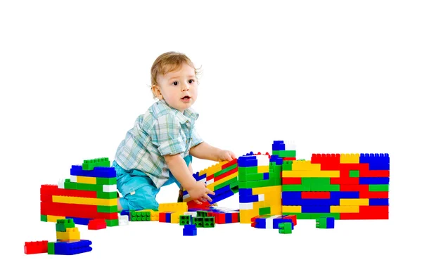 Bonito menino com bloco de construção colorido — Fotografia de Stock